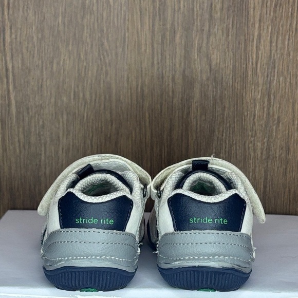 🔥🔥🔥Stride Rite White, Blue  and Gray Kids Sneakers Size: 7W Boys🔥🔥🔥 - Picture 6 of 9